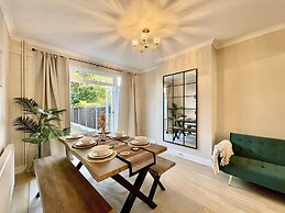 Stylish 3-bed House in Hornchurch - Free Parking