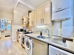 Stylish 3-bed House in Hornchurch - Free Parking