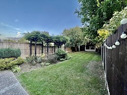 Stylish 3-bed House in Hornchurch - Free Parking