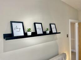 Stylish 3-bed House in Hornchurch - Free Parking