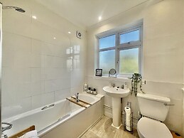 Stylish 3-bed House in Hornchurch - Free Parking