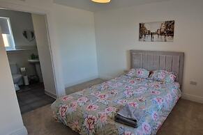 Peterborough - House - Sleeps 8 - Parking - Garden