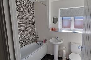 Peterborough - House - Sleeps 8 - Parking - Garden