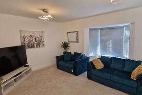 Peterborough - House - Sleeps 8 - Parking - Garden