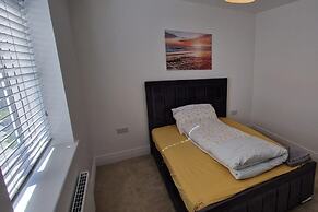 Peterborough - House - Sleeps 8 - Parking - Garden