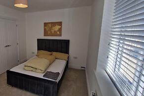 Peterborough - House - Sleeps 8 - Parking - Garden