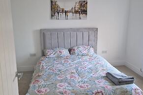 Peterborough - House - Sleeps 8 - Parking - Garden