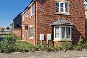 Peterborough - House - Sleeps 8 - Parking - Garden