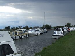 Charming Woodland Lodge 2 Person 1 Bedroom