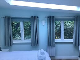 Charming Woodland Lodge 2 Person 1 Bedroom