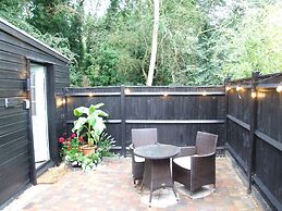 Charming 1-bed Lodge in Woodland Setting