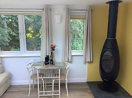 Charming Woodland Lodge 2 Person 1 Bedroom