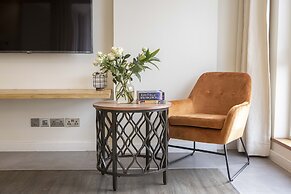 Capital Emerald Line 1 bed  by YourHost