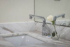 Capital Emerald Line 1 bed  by YourHost