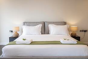 Capital Emerald Line 1 bed  by YourHost