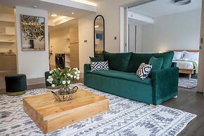 Capital Emerald Line 1 bed  by YourHost