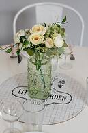 Scandi Małe Garbary Apartment by Renters