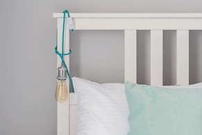 Scandi Małe Garbary Apartment by Renters