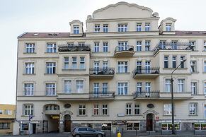 Scandi Małe Garbary Apartment by Renters