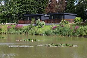 Beautiful Open Plan Lakeside Lodge in Shearsby