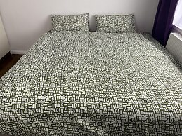 Immaculate 4-bed House Near Heathrow Airport