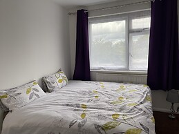 Immaculate 4-bed House Near Heathrow Airport