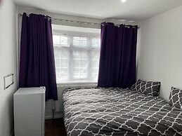 Immaculate 4-bed House Near Heathrow Airport