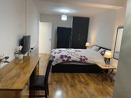 Immaculate 4-bed House Near Heathrow Airport