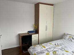 Immaculate 4-bed House Near Heathrow Airport