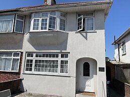 Immaculate 4-bed House Near Heathrow Airport