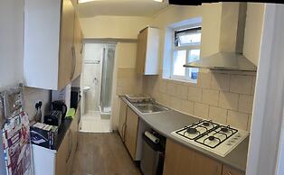 Immaculate 4-bed House Near Heathrow Airport