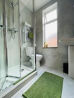 Lovely 4-bed House in Luton