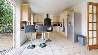 Charming 5-bed House in Grays