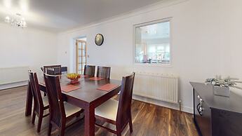 Charming 5-bed House in Grays