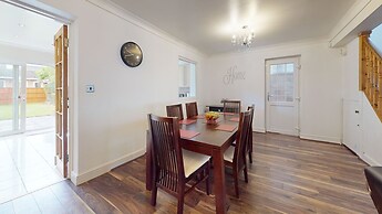 Charming 5-bed House in Grays