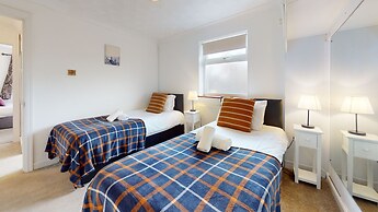 Charming 5-bed House in Grays