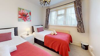 Charming 5-bed House in Grays