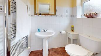 Charming 5-bed House in Grays