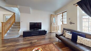 Charming 5-bed House in Grays