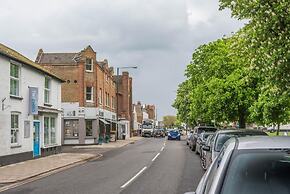 Stylish Family Home by Twickenham Stadium by Underthedoormat