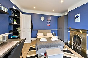 Stylish Family Home by Twickenham Stadium by Underthedoormat