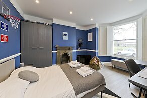 Stylish Family Home by Twickenham Stadium by Underthedoormat