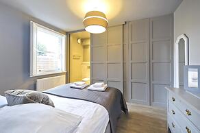 Stylish Family Home by Twickenham Stadium by Underthedoormat