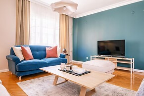 Chic Flat w Balcony 5 min to Cevahir Mall in Sisli