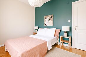 Chic Flat w Balcony 5 min to Cevahir Mall in Sisli