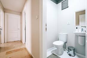 Chic Flat w Balcony 5 min to Cevahir Mall in Sisli