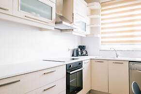 Chic Flat w Balcony 5 min to Cevahir Mall in Sisli