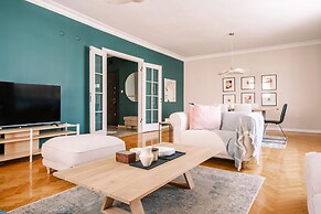 Chic Flat w Balcony 5 min to Cevahir Mall in Sisli