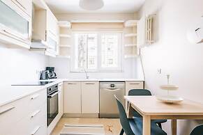 Chic Flat w Balcony 5 min to Cevahir Mall in Sisli