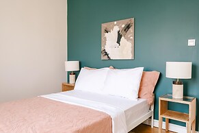 Chic Flat w Balcony 5 min to Cevahir Mall in Sisli